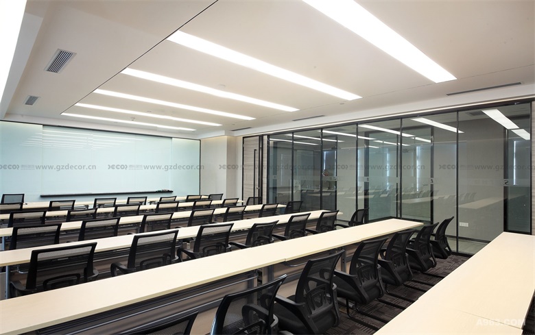 如何通過(guò)辦公室裝修效果圖展示開放式辦公區(qū)的空間感？